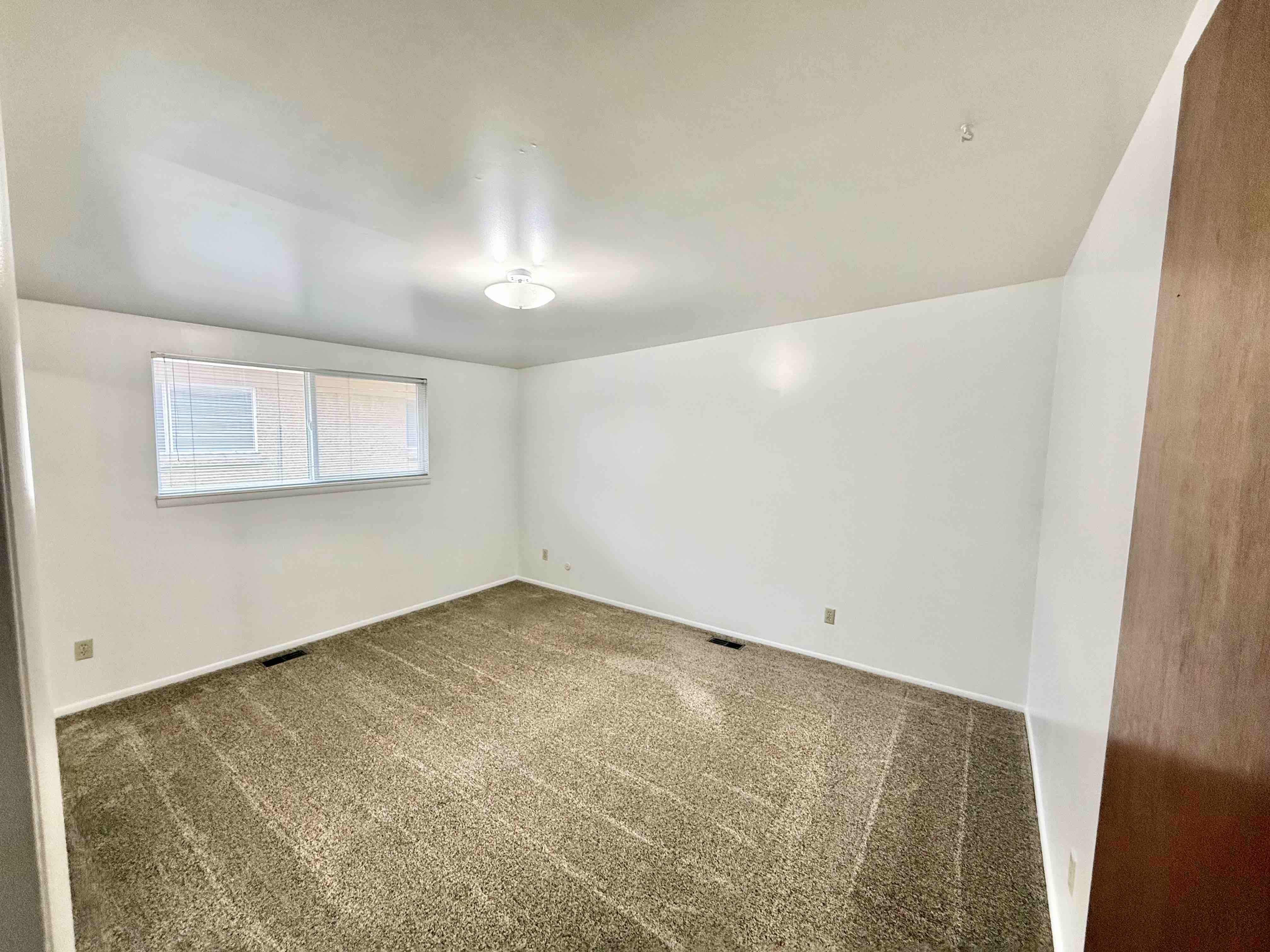 Comfortable Big bedroom in 2 bedroom 1 bath apartment